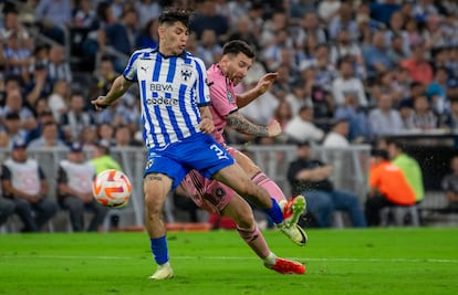 Gerardo Arteaga (i) de Rayados disputa el balón con Lionel Messi de Inter Miami.