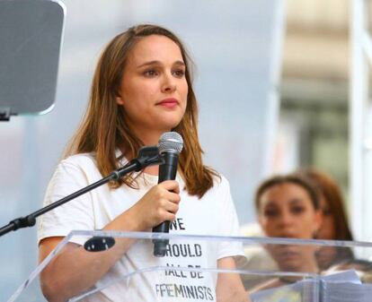 Natalie Portman es una de las grandes activistas de este movimiento y hace llamadas constantes a que el mundo abrace el veganismo. Lo defiende como una parte de su compromiso con las causas sociales y humanitarias. Ha producido recientemente el documental 'Eating Animals', que tiene como objetivo educar sobre los horrores de la explotación industrial de animales.