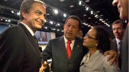 Zapatero conversa con el presidente venezolano, Hugo Chávez.