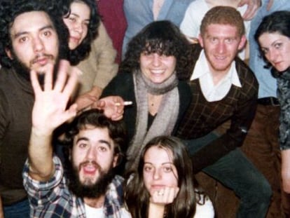 Yolanda Gonz&aacute;lez, abajo, en una fiesta de militantes del PST en su casa en la Navidad de 1979. Arriba, de izquierda a derecha M&oacute;nica, Encarna, Rosa, Maradona, Mar&iacute;a del Mar, Enrique, Jos&eacute; Luis, Jossepte, Colo, Marta y Gustavo.