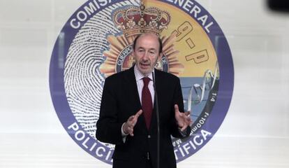 Rubalcaba durante una visita a las instalaciones de la Policía Científica.