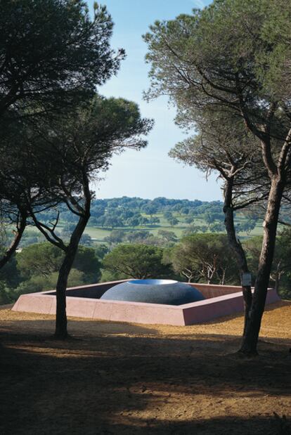 La instalación <i>Second Wind</i>, del californiano James Turrell, en la Fundación NMAC de la Dehesa de Montenmedio, en Vejer.