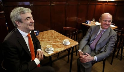 Luis de Guindos y Luis Garicano tomando caf&eacute; en un bar pr&oacute;ximo al Congreso de los Diputados, donde han tratado sobre los presupuestos generales del Estado