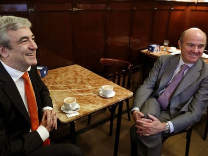 Luis de Guindos y Luis Garicano tomando caf&eacute; en un bar pr&oacute;ximo al Congreso de los Diputados, donde han tratado sobre los presupuestos generales del Estado