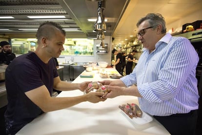 Higinio Gómez, el proveedor habitual de restaurantes como DiverXO (con cuyo propietario, David Muñoz, está en la foto), Lakasa, La Bien Aparecida, Ramón Freixa, Coque o Alabaster.