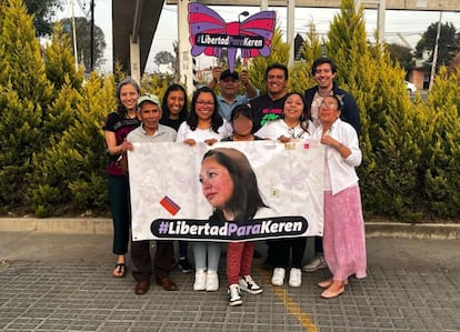 Keren Selsy Ordóñez acompañada de familiares, luego de ser liberada en Tlaxcala.