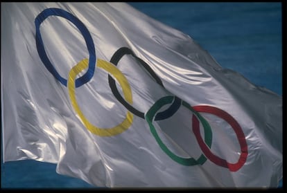 La bandera olímpica oneja durant la inauguració de Barcelona 92.