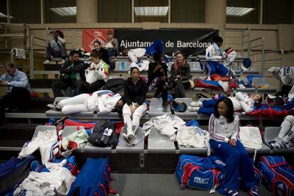 Miembros del equipo nacional de esgrima de Francia espera en las gradas durante el 36 torneo internacional femenino Ciutat de Barcelona.