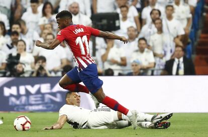 El jugador del Atlético de Madrid, Lemar, sobrepasa a Casemiro.