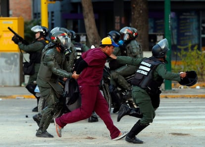 Un manifestante contrario al gobierno de Maduro es detenido por agentes de la Guardia Nacional. 