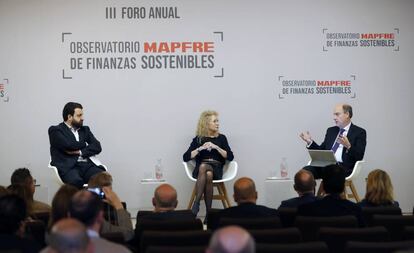 Daniel Toledo, subdirector de CincoDías; Ana Campón, CFO de Siemens España y Portugal, y José Manuel Inchausti, vicepresidente de Mapfre y CEO para el área territorial Iberia.