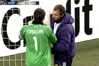 Tras hablar con Mourinho, Dudek aprovecha un parón en el juego para charlar con Casillas