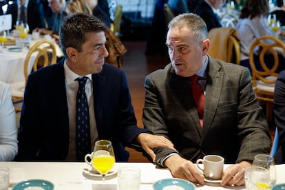 El presidente de la Generalitat, Carlos Mazón (izqda), conversa con el vicepresidente segundo y consejero para la Recuperación Económica y Social de la Comunitat Valenciana, Francisco José Gan Pampols, en febrero de 2025.