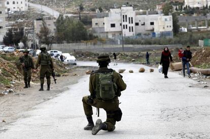 Un soldado de Israel en la ciudad palestina de Hebr&oacute;n.