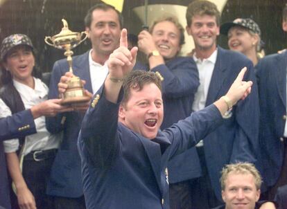 Ian Woosman celebra la victoria del equipo europeo en la Copa Ryder en 1995, cuatro años después de dejar el primer puesto del golf mundial.