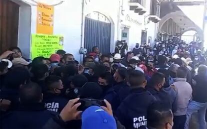 Una multitud cerca del Palacio Municipal de Amanalco, en el Estado de México