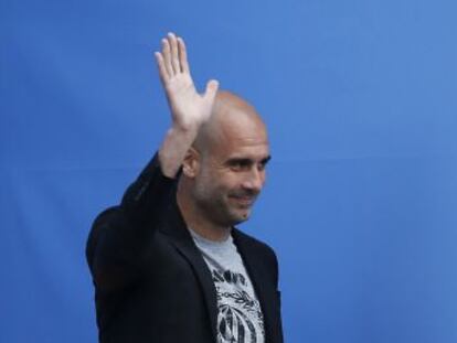 Guardiola es aclamado en su presentación por 11.000 aficionados del Manchester City   Ganar es importante, pero la gente debe estar orgullosa de lo que hacemos .