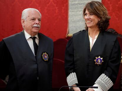 El teniente fiscal Luis Navajas y la fiscal general del Estado, Dolores Delgado, durante un acto.