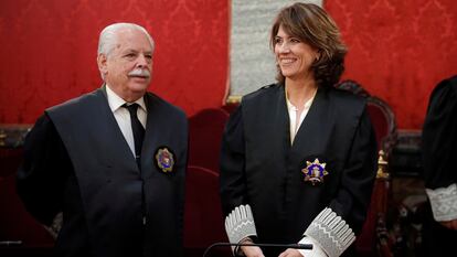 La fiscal general del Estado, Dolores Delgado, y el fiscal Luis Navajas Ramos durante el acto de toma de posesión de Álvaro García Ortiz.