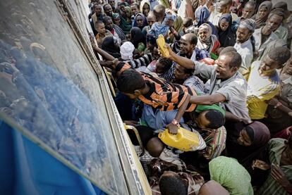 Refugiados somalíes se agolpan en un autobús para ser trasladados a los nuevos asentamientos de IFO ( Dadaab). Septiembre 2011.