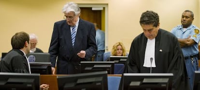 El l&iacute;der serbobosnio Radovan Karadzic habla con sus abogados en la sede del TPIY.