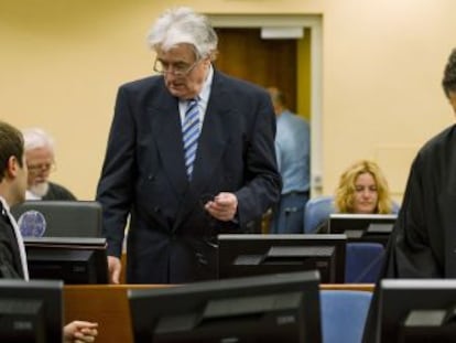El l&iacute;der serbobosnio Radovan Karadzic habla con sus abogados en la sede del TPIY.