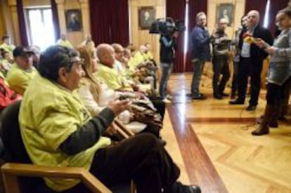 El presidente de la Diputaci&oacute;n de Ourense, Jos&eacute; Manuel Baltar Blanco (2d), dialoga durante la improvisada reuni&oacute;n con el medio centenar de afectados por la comercializaci&oacute;n de participaciones preferentes, que han ocupado en la ma&ntilde;ana del 18 de abril de 2013 el sal&oacute;n de plenos de la Diputaci&oacute;n de Ourense.