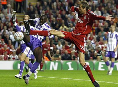 Crouch, en primer término, en una acción del partido