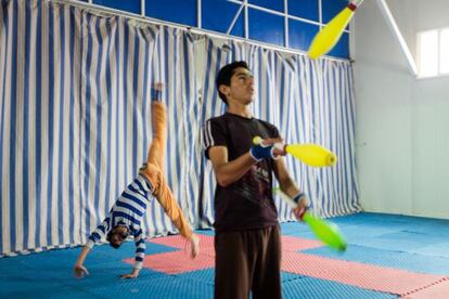 Escuela de circo en Zaatari. Poco a poco, los chicos entran en el hangar, en la sede de la ONG Finn Church Aid (Asistencia de la Iglesia Finlandesa), situada en el centro del campo de refugiados en el que habitan 80.000 personas.