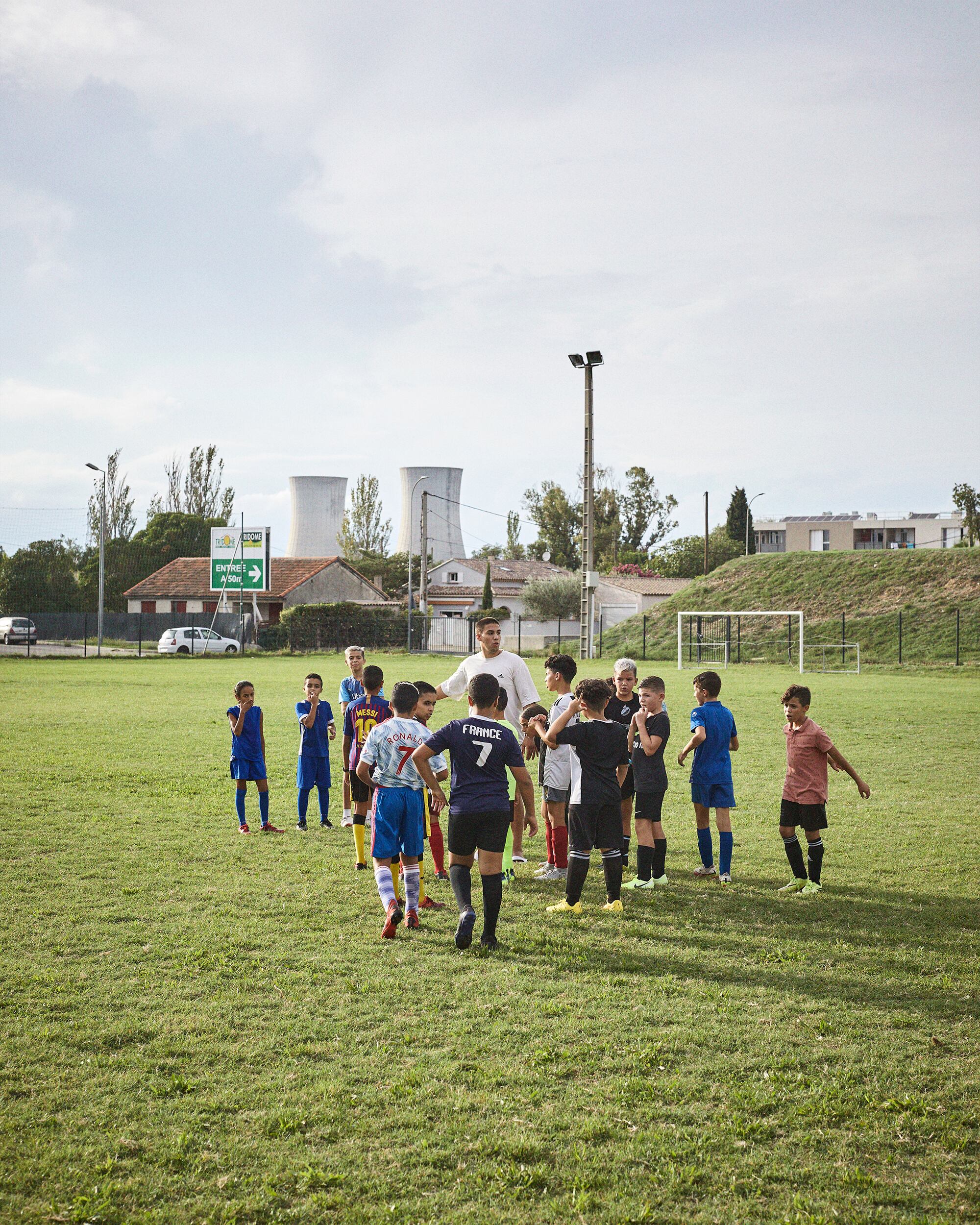 Un equipo de fútbol infantil entrena cerca de la central de Tricastin, el mayor complejo nuclear de Europa.