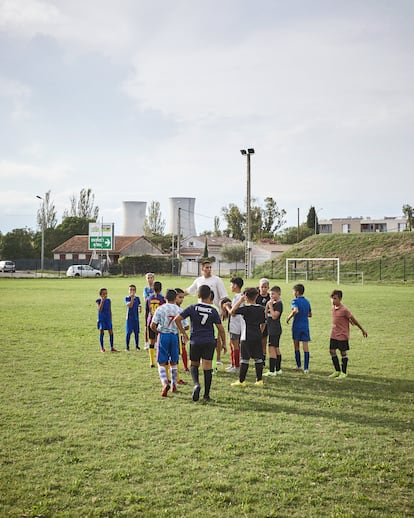 Un equipo de fútbol infantil entrena cerca de la central de Tricastin, el mayor complejo nuclear de Europa.