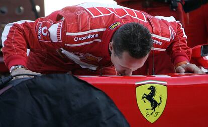 Michael Schumacher besa su coche al abandonar la escudería Ferrari y retirarse en 2006.