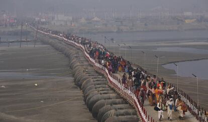 Varios indios cruzan un puente de pontones próximo al río Sangam, la confluencia de tres de los ríos más sagradas según la mitología hindú, el Ganges, el Yamuna y el Saraswati, durante la celebración del festival Kumbh Mela, en Allahabad, Uttar Pradesh (India).