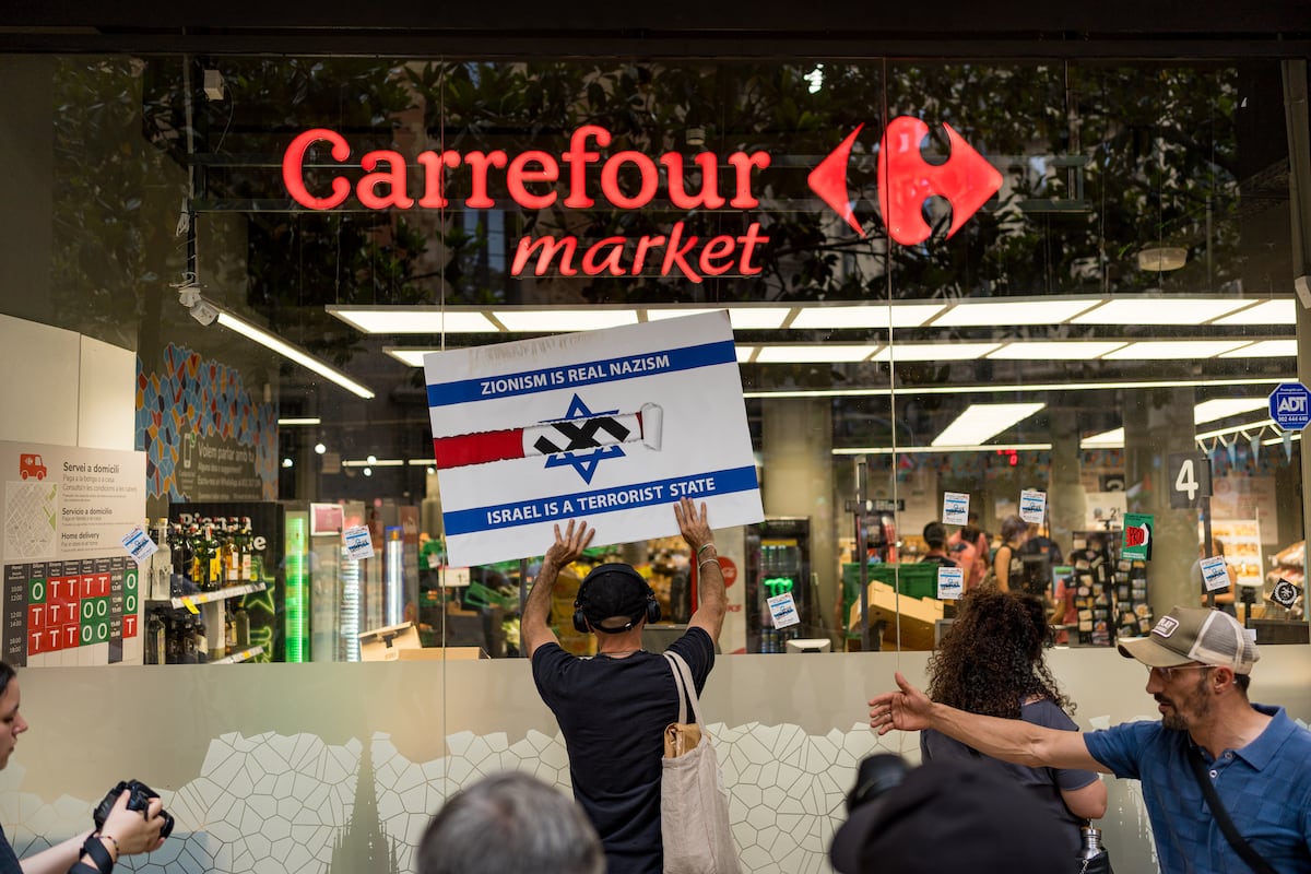 Un activista palestino denuncia la agresión de dos vigilantes de un Carrefour durante una protesta en Barcelona