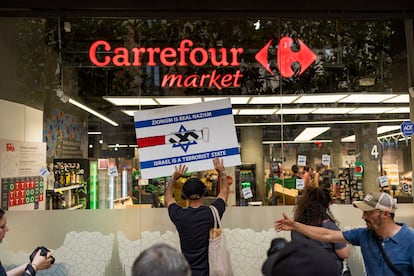 Protesta llamando al boicot ante un supermercado Carrefour en Barcelona.