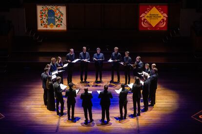 Los integrantes de Vox Luminis formando un círculo perfecto durante su interpretación del 'Officium defunctorum' de Cristóbal de Morales el pasado sábado en el Vredenburg.