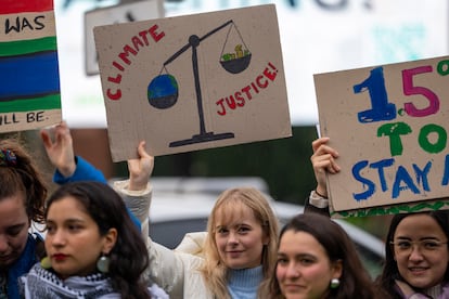 Activistas contra el cambio climático este lunes 2 de diciembre frente a la Corte Internacional de Justicia, en La Haya.