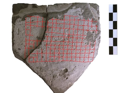 Tablero romano de juego hallado en el yacimiento de Puig Castelar de Biosca.