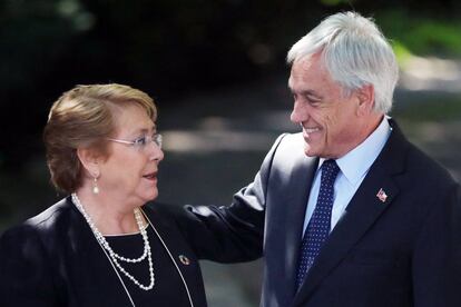 La presidenta de Chile, Michelle Bachelet, se despide del ganador de las presidenciales de este domingo, Sebasti&aacute;n Pi&ntilde;era despu&eacute;s de compartir un desayuno y abordar lo que ser&aacute; el traspaso de mando.