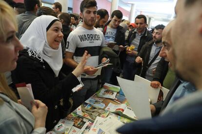 Puesto de informaci&oacute;n en la feria de formaci&oacute;n porfesional y ofertas laborales para refugiados celebrada en Berl&iacute;n a principios de junio. 