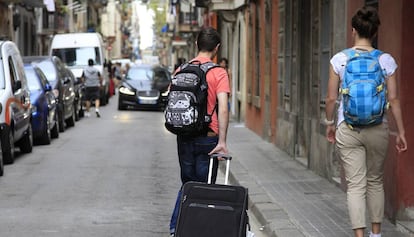 Unos jóvenes llegan a un piso turístico.