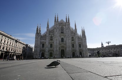 Vista de la plaza del Duomo de Milán vacía, este domingo.