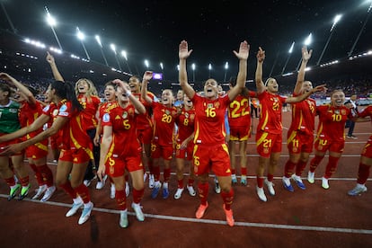 Las jugadoras españolas celebran con la grada la victoria ante Alemania y el pase a la final de la Eurocopa ante Inglaterra.