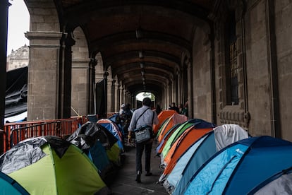 Más de un centenar de negocios, empresarios y comerciantes denuncian la caída de ventas debido al bloqueo de calles del Centro Histórico.  