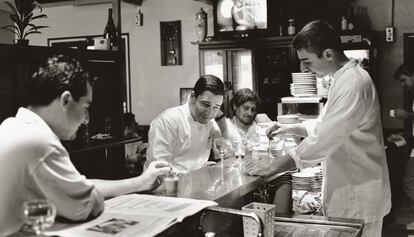 Los hermanos Roca y su abuela en el bar-restaurante familiar de Girona.