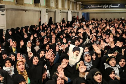 Mujeres iraníes escuchan un discurso de Alí Jamenei, líder supremo de Irán.