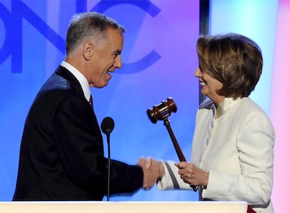 Howard Dean, presidente del partido, le entrega el mazo a Nancy Pelosi, presidenta de la Cámara de Representantes, para dar por inaugurada la Convención