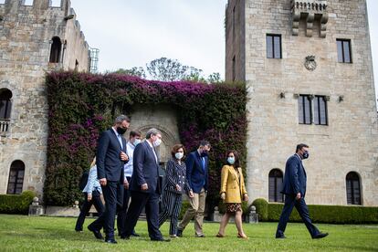 La vicepresidenta del Gobierno, Carmen Calvo (centro), recorre los jardines de Meirs junto al resto de autoridades.