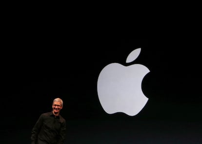 El consejero delegado de Apple, Tim Cook, en la presentación del iPhone 5