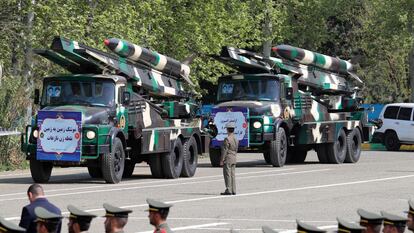 Irán exhibe sus misiles Nazeat de medio alcance en un desfile para celebrar su Día de las Fuerzas Armadas, este miércoles.